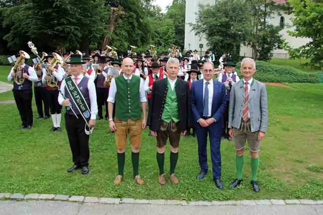 Eine Musikkapelle, die sich aus insgesamt 12 Kapellen formierte,  umrahmte den Festakt. Sepp Muchitsch (Mitte) mit Martin Schaller (2.v.re), Hans-Peter Posch (li.) und Franz Rothschedl (re.). | Foto: RB