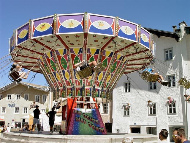 Riesenspaß am Kettenkarussell am Florianiplatz.