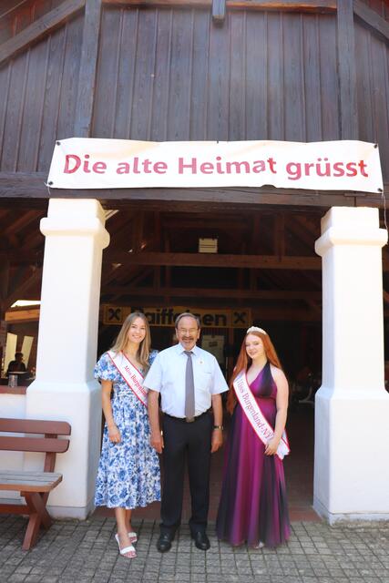 Präsident Edi Nicka mit den beiden Miss Burgenland New York