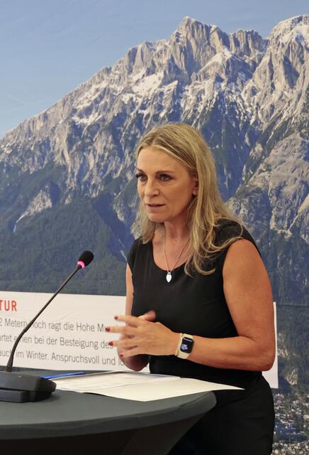 Tiroler Volksschauspiele-Geschäftsführerin Verena Covi stand dem Gemeinderat zum GuV-Ergebnis 2021 Rede und Antwort.  | Foto: MGTelfs/Pichler
