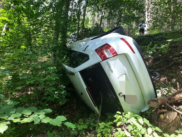 Ein Fahrzeug war am Montag in Rosental in ein Waldstück gestürzt. | Foto: FF Rosental