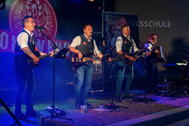 Am Kirchplatz gab es zünftige Musik der Band "Sonnwend". | Foto: Walter Morri