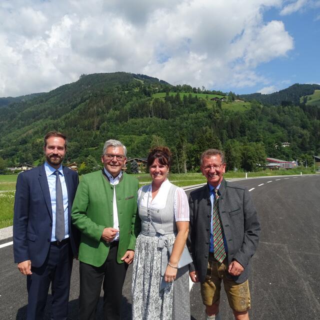 Hochwasserschutz und Entlastung: Mit den Landesräten Stefan Schnöll und Josef Schwaiger sowie dem Zeller Bürgemeister Andreas Wimmreuter freut sich auch die Brucker Bürgermeisterin Barbara Huber. | Foto: Eike Krenslehner