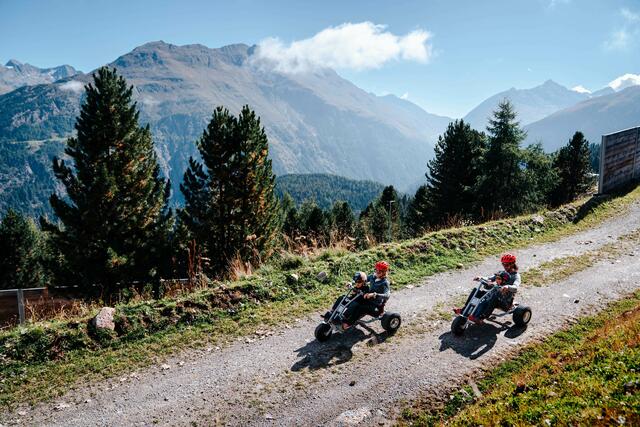 Über Stock und Stein, umgeben vom traumhaften Panorama der Ötztaler Alpen. Mit den Offroad-Gokarts geht's von der Mittelstation am Gaislachkogl über 7,3 km hinunter nach Sölden. | Foto: Roast-Media