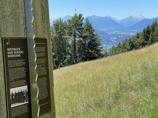 Der Standort wechselt, der prächtige Blick ins Inntal bleibt: Am nordwestlichen Ortsrand von Mösern soll eine neue Friedensglocke errichtet werden. | Foto: MG Telfs/Pichler