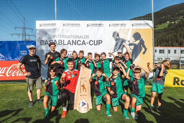 Die siegreiche U12-Mannschaft des FC Wacker Innsbruck mit dem Turnierleiter Martin Radda (2.v.h. stehend) und Mitorganisator Noah Jenewein (l.). | Foto: Roman Huber