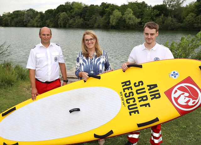 Markus Schimböck, Präsident der NÖ Wasserretter, Landesrätin Ulrike Königsberger-Ludwig und Wasserretter Clemens Hochmayer.
 | Foto: Anton Heinzl