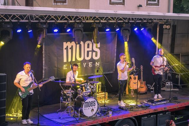 "Moe's Eleven" spielte am Gemeindeplatz so richtig auf. | Foto: Walter Morri