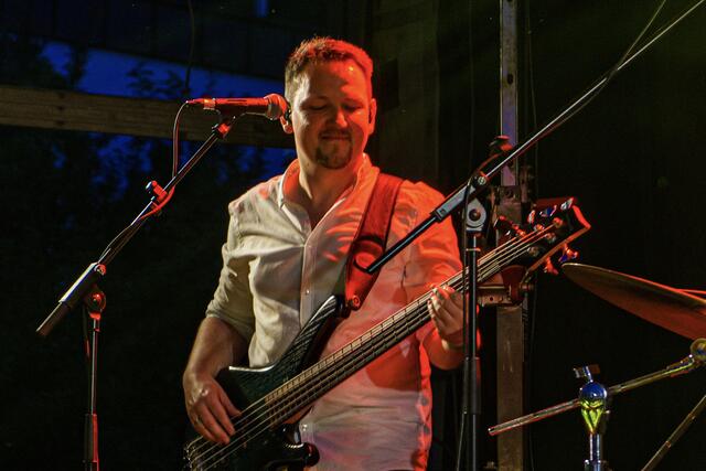 Daniel Schweiger am E-Bass | Foto: Walter Morri