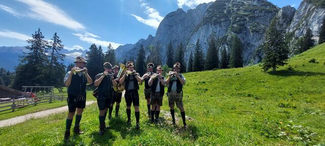 Die Gosauer Jagdhornbläser eröffneten die Alm-Musi-Roas | Foto: Sylvia Schober