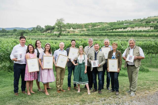 Bernhard und Alexandra Ecker, Anna und Katharina Schwertführer, Josef Deutsch, Johann Schöller, NÖ Weinkönigin Sophie I., NÖ Weinbaupräsident Reinhard Zöchmann, Obmann vom Landesverband für bäuerliche Direktvermarkter NÖ Johann Höfinger, Josef Dockner, Elfriede und Anton Waldschütz | Foto: LWmedia, Leonardo Ramirez
