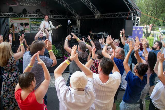 Oliver Haidt sorgte für gute Stimmung beim Sommerfest von der Seniorenresidenz Steinkellner. | Foto: Klaus Pressberger