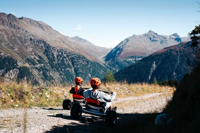 Ausflugsziel für die ganze Familie: Vom Kind ab 10 Jahren und 130 cm bis zur Großeltern-Generation (junge Co-PilotInnen ab 6 Jahren fahren am Schoß mit) ist die Mountaincartstrecke in Sölden ein Erlebnis für Groß und Klein. | Foto: Roast-Media 