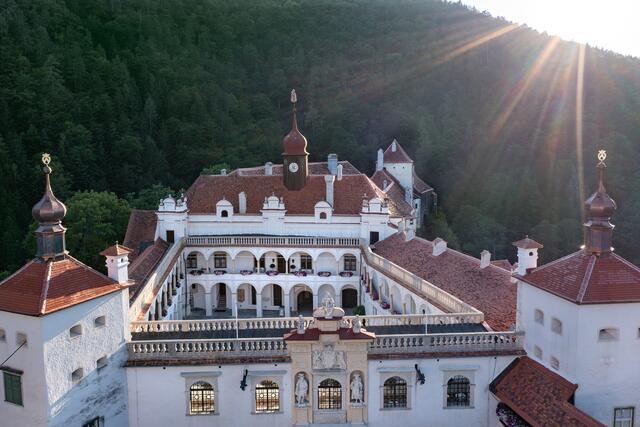 Eine spannende Rätselreise durch das Schloss oder doch lieber eine entspannende Abendführung im Rosengarten? Das sind die Events im Schloss Herberstein im Juli. | Foto: Kasofoto