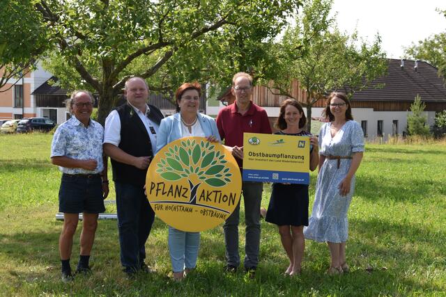 Echte Streuobst-Pioniere in unserer Region: Die Baumpflanz-Aktion feiert am Mostlandhof in Purgstall ihr 30-jähriges Bestehen. | Foto: Roland Mayr