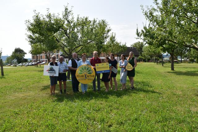 Echte Streuobst-Pioniere in unserer Region: Die Baumpflanz-Aktion feiert am Mostlandhof in Purgstall ihr 30-jähriges Bestehen. | Foto: Roland Mayr