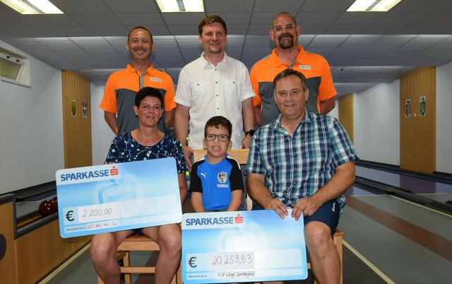 Erfreuliche Spendenübergabe in der ESVSportkegelbahn Wörgl. | Foto: Schwaighofer