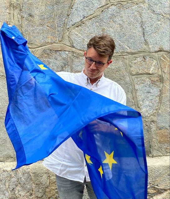 Grazer Neos-Chef wird Neo-Europagemeinderat – die EU-Flagge hat Philipp Pointner schon vorbereitet.  | Foto: Lukas Fruhmann