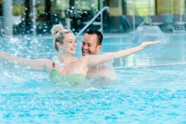 Gemeinsames Genießen im warmen Wasser der Therme Nova und sich dabei rundum wohlfühlen. Das ist Sommer pur! | Foto: Region Graz - Mias Photoart