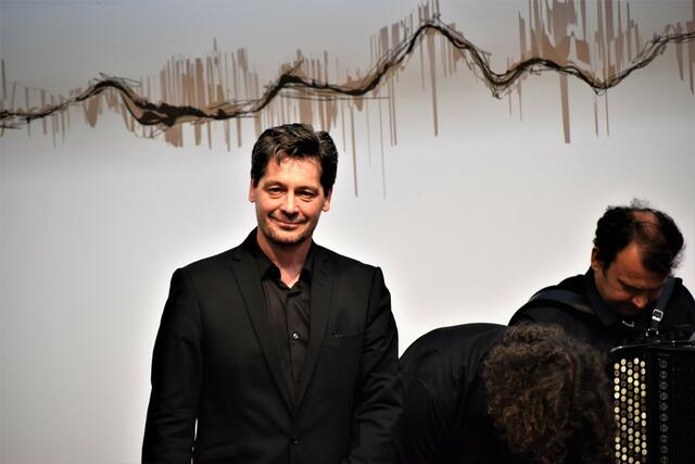 Auch im Jahr 2022: Fritz Karl bringt das Wechselspiel von Frau und Mann auf den Punkt - diesesmal mit seiner Wortgewandten Partnerin Elena Uhlig (7. juli 2022, zwei Vorstellungen. | Foto: Martin Schöndorfer