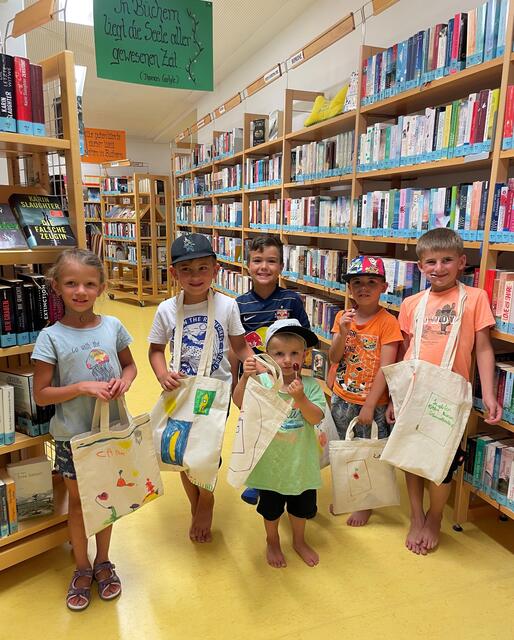 Die künftigen Leser finden sich bereits bestens in der Bücherei zurecht. | Foto: Bibliothek Lurnfeld