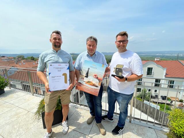 Chris Laistler und Jeremias Buchinger (Branding Brothers) holten sich den Goldenen Hahn für die Werbung für Winzer Leopold Müller. | Foto: Necker