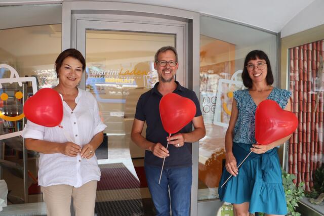 11. Freiwilligentreff im Martiniladen: Waltraud Handle (FWZ Bezirk Landeck), Diemtar Wolf (Martiniladen) und Tatjana Pospisil (TSD) im Austausch (v.li.) | Foto: Siegele