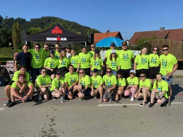 An die 30 Landjugend-Mitglieder aus dem Bezirk Feldkirchen halfen bei der Ironman-Labestation in Feldkirchen mit. | Foto: Landjugend Bezirk Feldkirchen