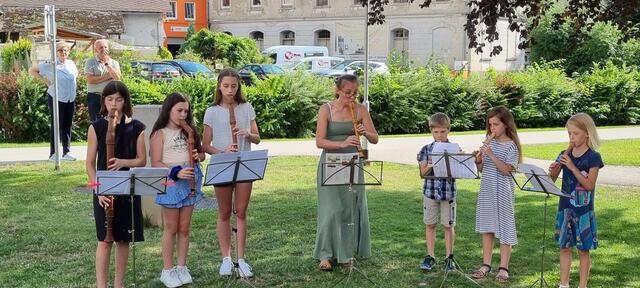 Auftritt der Blockflötenklasse der Johannes Brahms Musikschule vor der Volksschule in Mürzzuschlag. | Foto: Koller