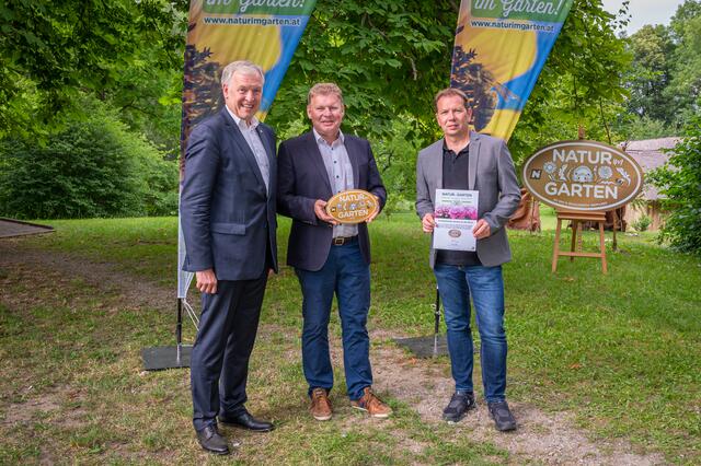 Hohenau: Landesrat Martin Eichtinger gratuliert Bgm. Wolfgang Gaida und VzBgm. Dieter Koch zur Auszeichnung „Goldener Igel“ von „Natur im Garten“ für ökologische Grünraumpflege in Hohenau im vergangenen Jahr. | Foto: Natur im Garten/J. Ehn