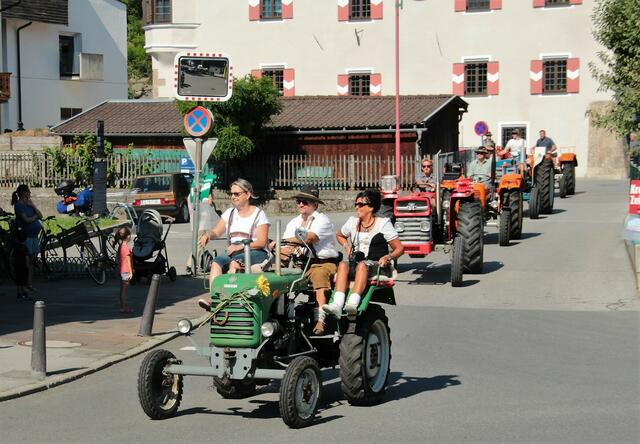 Wenn die "Völser Lederhosen" rufen, dann sind auch die Traktoristi mit ihren Oldis mit von der Partie! | Foto: privat