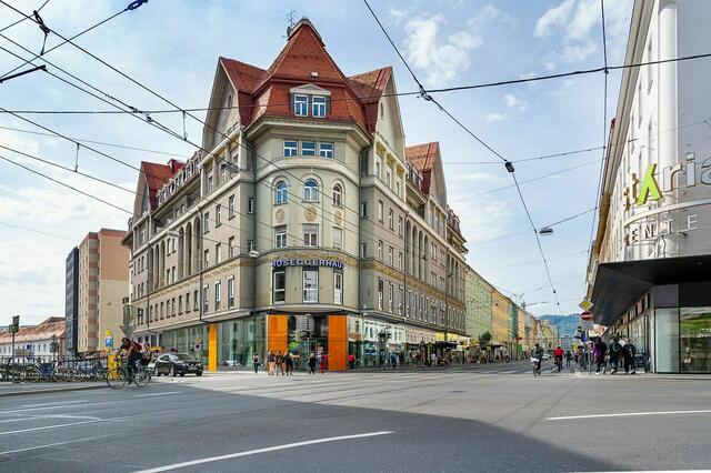 Seit kurzem ist im Roseggerhaus der heimische Onlinehandelsunternehmen Niceshops zu finden. In unmittelbarer Nähe steht dennoch einiges leer. | Foto: Jörgler
