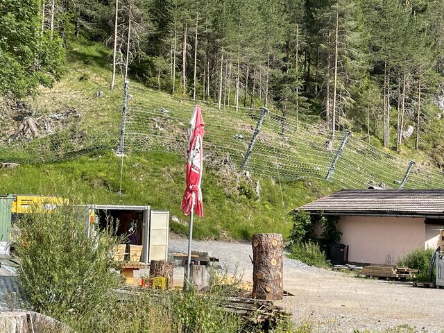 Hiner den Häusern in Obergiblen wurde ein massives Fangnetz aufgebaut. | Foto: Reichel