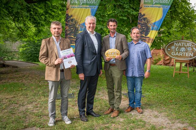Gänserndorf: Landesrat Martin Eichtinger gratuliert Bgm. René Lobner, StR Mathias Bratengeyer (li) und Umwelt-GR Stephan Sadil zur Auszeichnung „Goldener Igel“ von „Natur im Garten“ für ökologische Grünraumpflege in Gänserndorf im vergangenen Jahr. | Foto: Natur im Garten/J. Ehn