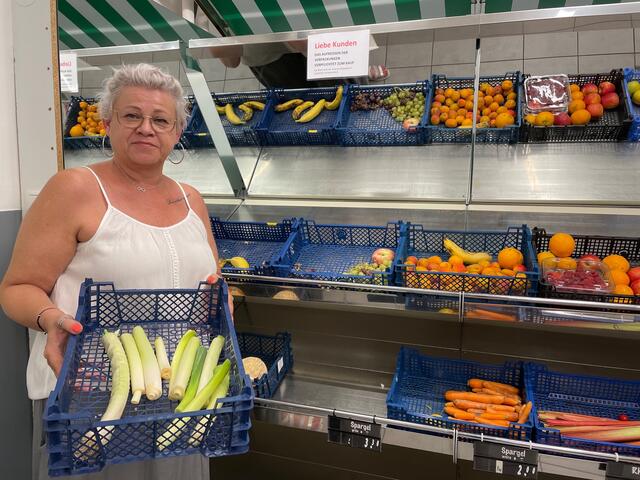 Die Regale sind in Krems teilweise halb leer. Marktleiterin Gabriele Sigl erklärt: "Wir kämpfen sehr." | Foto: Necker