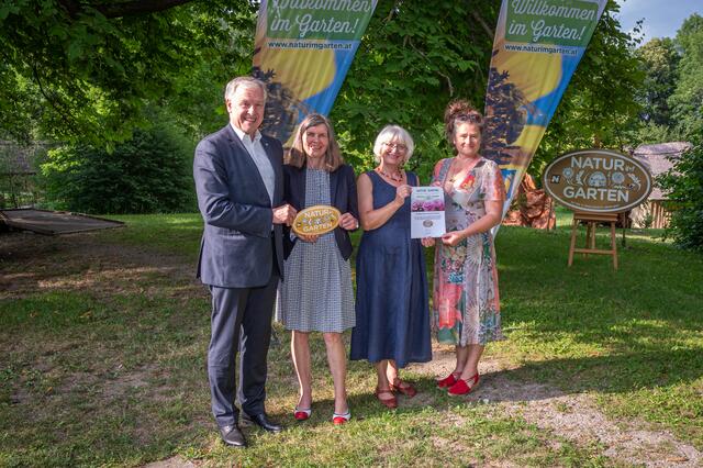  Deutsch-Wagram: Landesrat Martin Eichtinger gratuliert VzBgm. Andrea Schlederer, GR Susanne Predl und GR Brigitte Windbichler-Grohsmann zur Auszeichnung „Goldener Igel“ von „Natur im Garten“ für ökologische Grünraumpflege in Deutsch-Wagram im vergangenen Jahr. | Foto: Natur im Garten/J. Ehn