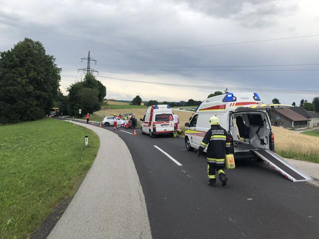 Ein missglücktes Überholmanöver führte zu einem Unfall. | Foto: Foto: FF Hofkirchen