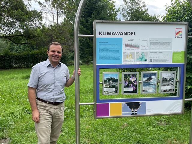 "Anfang August gibt es Potenzial für eine Hitzewelle", sagt Meteorologe Alexander Ohms, hier im Klimagarten der ZAMG in Freisaal.  | Foto: Lisa Gold