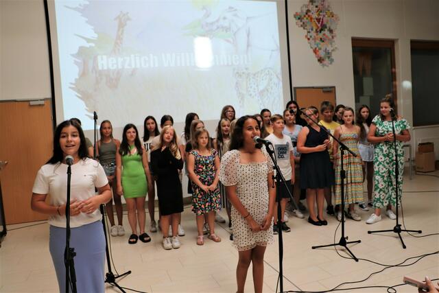 Tolle Sänger: der Schulchor der MS Kalsdorf mit den Solistinnen Marisa und Emira. | Foto: Edith Ertl