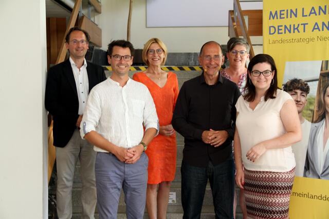 Nationalratsabgeordneter Andreas Minnich und Stockeraus Bürgermeisterin Andrea Völkl folgten aufmerksam den Ausführungen von Peter Filzmaier. | Foto: Friedrich Doppelmair
