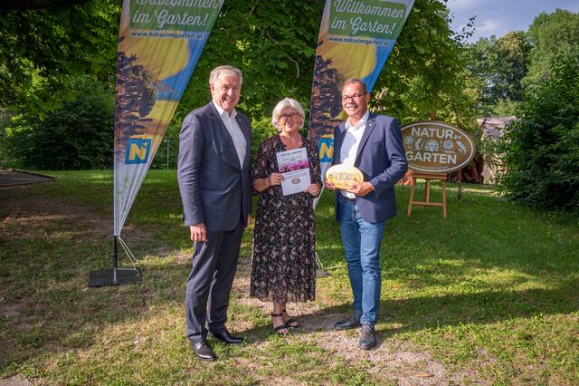 Bad Pirawarth: Landesrat Martin Eichtinger gratuliert Bgm. Kurt Jantschitsch und GR Andrea Grames zur Auszeichnung „Goldener Igel“ von „Natur im Garten“ für ökologische Grünraumpflege in Bad Pirawarth im vergangenen Jahr. | Foto: Natur im Garten/J. Ehn