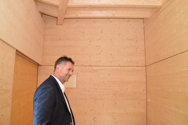 VizeBgm. Arno Pauli macht sich ein Bild vom neuen Jugendtreff Absam.