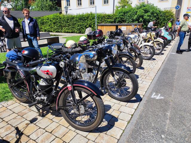 Viele Motorräder und Zweiräder kamen zum Treffen am Samstag nachmittag zum Treffen und anschl. Ausfahrt