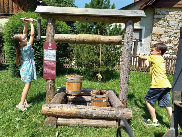 Die neue Attraktion beim Startpunkt des Montanrundweges am Altenberger Dorfplatz in Neuberg an der Mürz: eine nachgebaute Haspel | Foto: Gruber