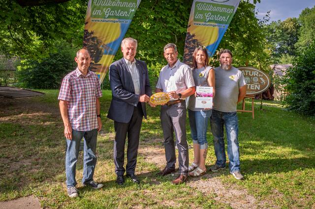 Lassee: Landesrat Martin Eichtinger gratuliert Bgm. Roman Bobits (3.v.l.), Martin Schreier (li), Nicole Kozisek und Gerhard Ordelt zur Auszeichnung „Goldener Igel“ von „Natur im Garten“ für ökologische Grünraumpflege in Lassee im vergangenen Jahr. | Foto: Natur im Garten/J. Ehn