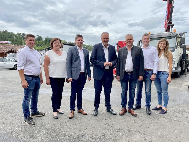 Besuch am Standort : Hannes Dunst, Annemarie Dunst, Josef Dunst jun., LH Hans Peter Doskozil, Josef Dunst sen., Thomas Dunst, Theresa Dunst-Pichlhöfer (v.l.).
 | Foto: Elisabeth Kloiber