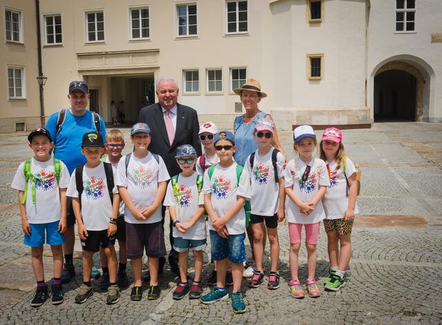 Ein besonderes Erlebnis hatten die Schüler der VS Buch, denn ganz zufällig trafen sie unseren Landeshauptmann an einem seiner letzten Tage. | Foto: KK
