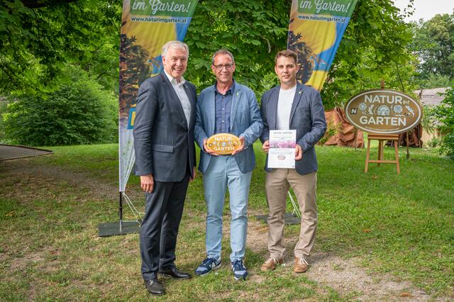 Zistersdorf: Landesrat Martin Eichtinger gratuliert Bgm. Helmut Doschek und Klemens Steiner zur Auszeichnung „Goldener Igel“ von „Natur im Garten“ für ökologische Grünraumpflege in Zistersdorf im vergangenen Jahr. | Foto: Natur im Garten/J. Ehn