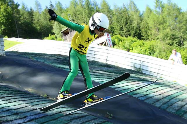 Emanuel Urbanek bei seinem Siegessprung. | Foto: Skisprungclub Wiener Stadtadler