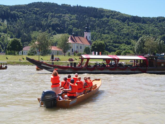 Das Orchesterschiff auf der Donau wurde von 40 Booten begleitet. | Foto: F. Bernhofer